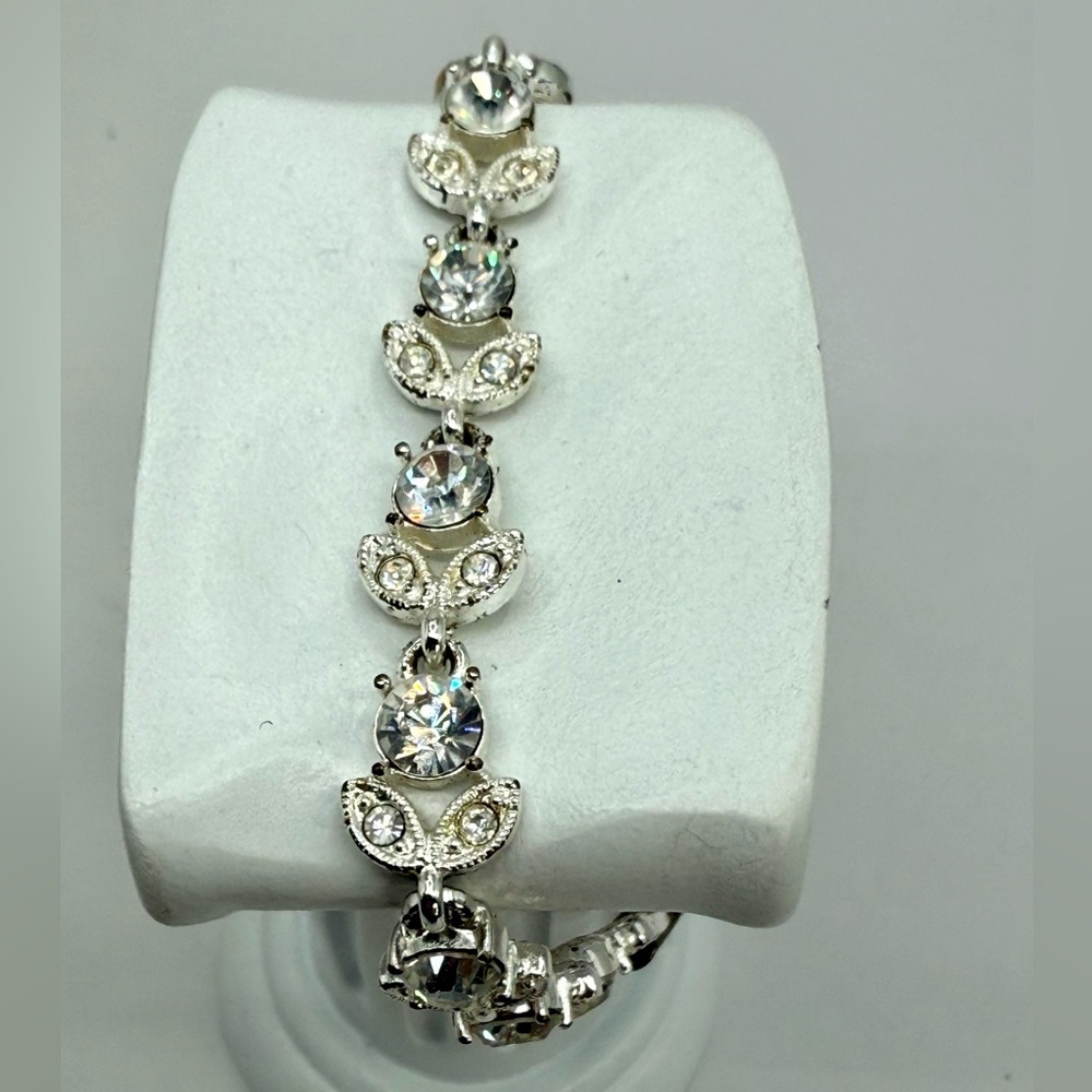 Vintage Napier Crystal Clear Signed Bracelet 7.5” - Picture 4 of 12